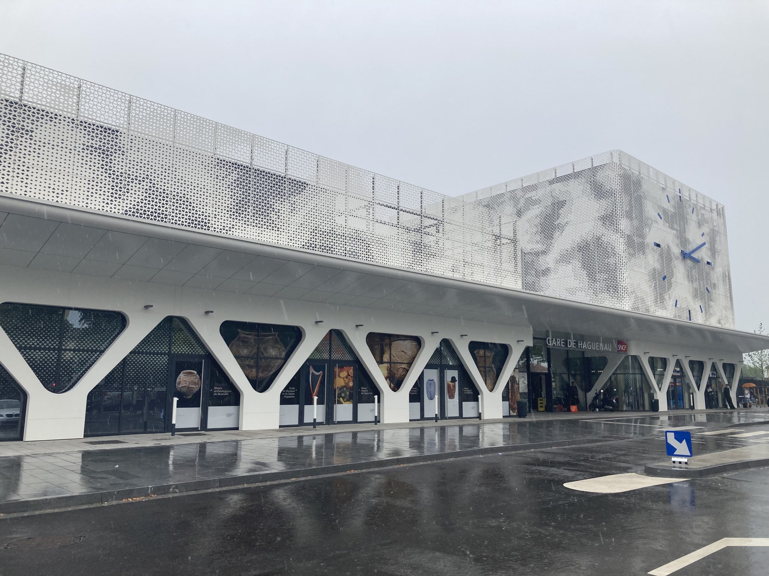 Gare de Haguenau — Mur-rideau aluminium, verrière et vitrage bombé en façade, réalisation J.Gremmel & Cie