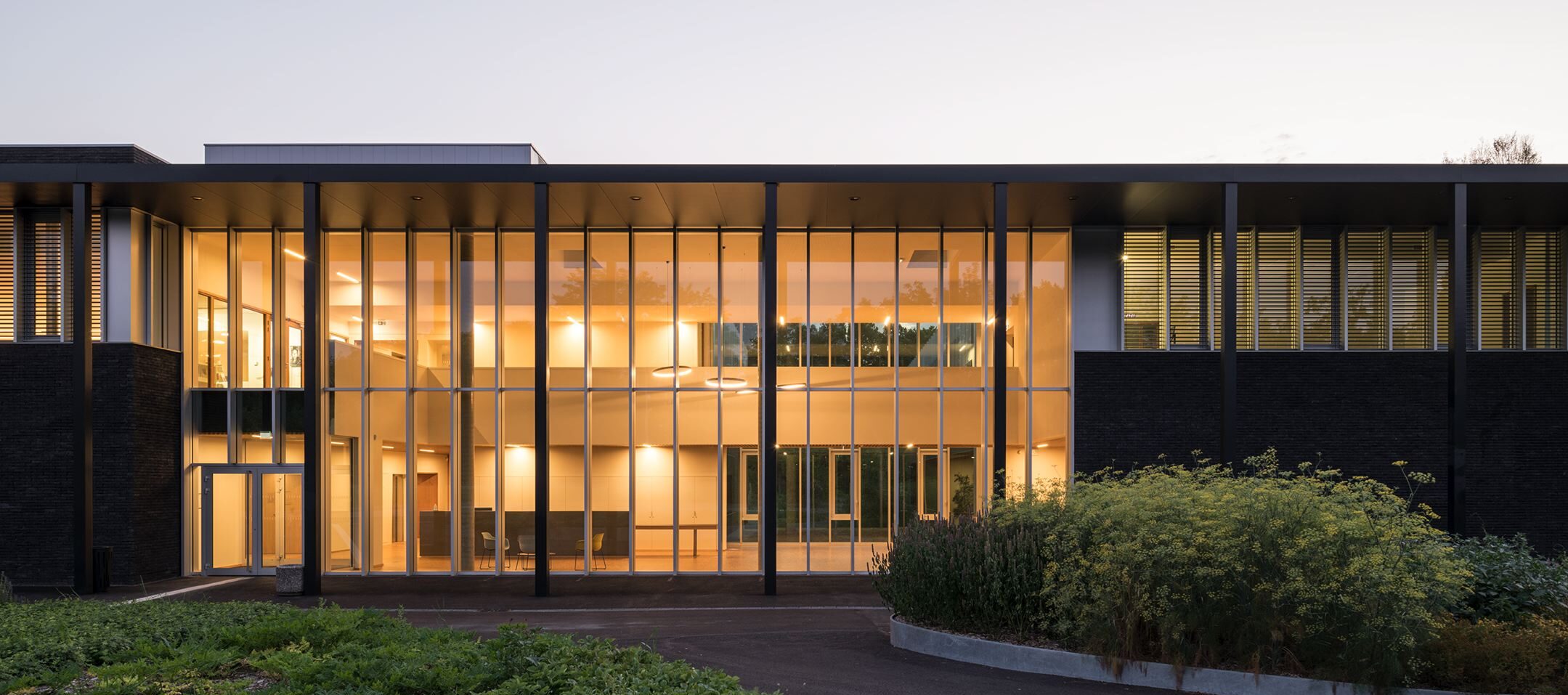 Façade vitrée de nuit — menuiserie aluminium réalisée par J.Gremmel & Cie en Alsace