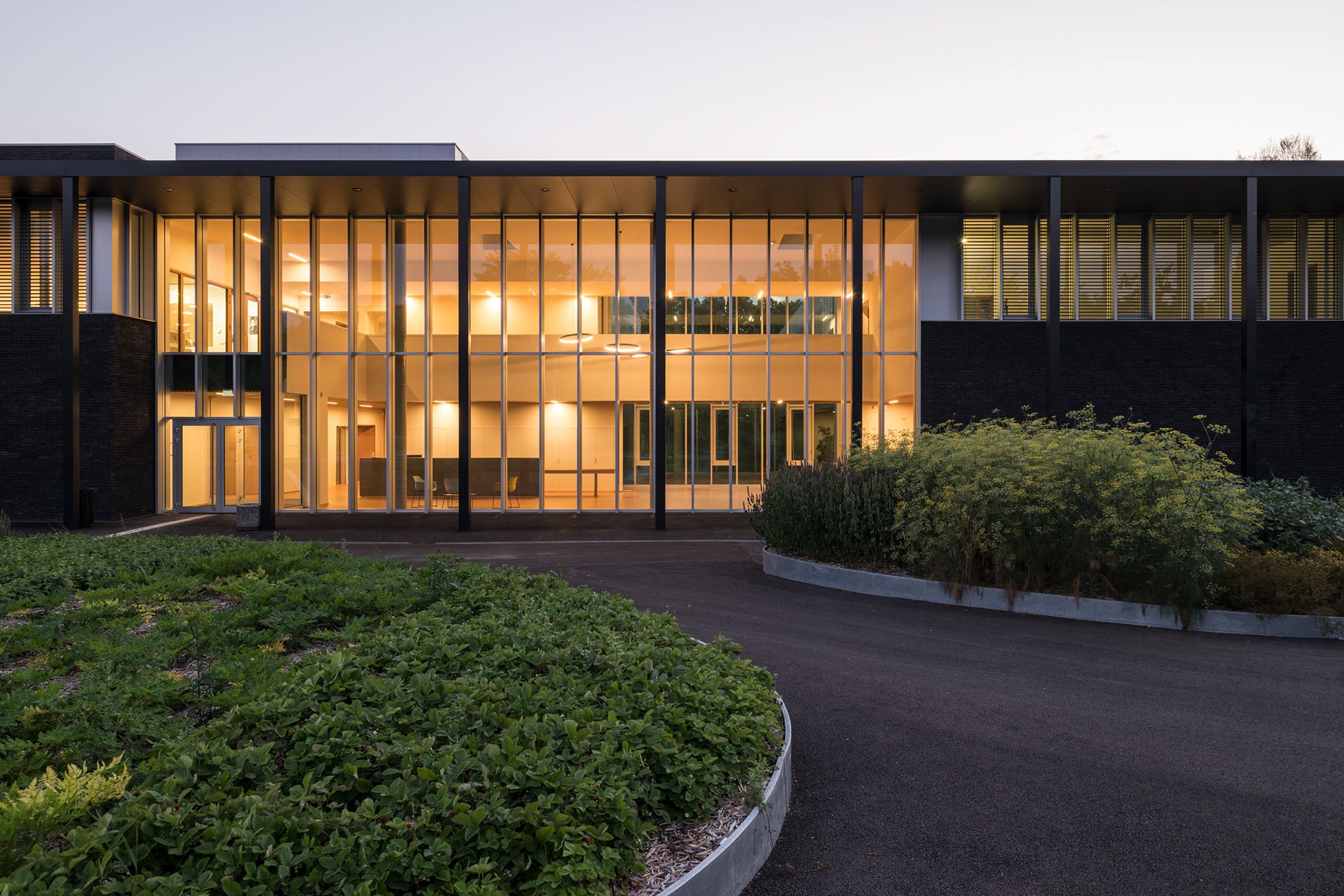 Façade vitrée de nuit — réalisation J.Gremmel & Cie
