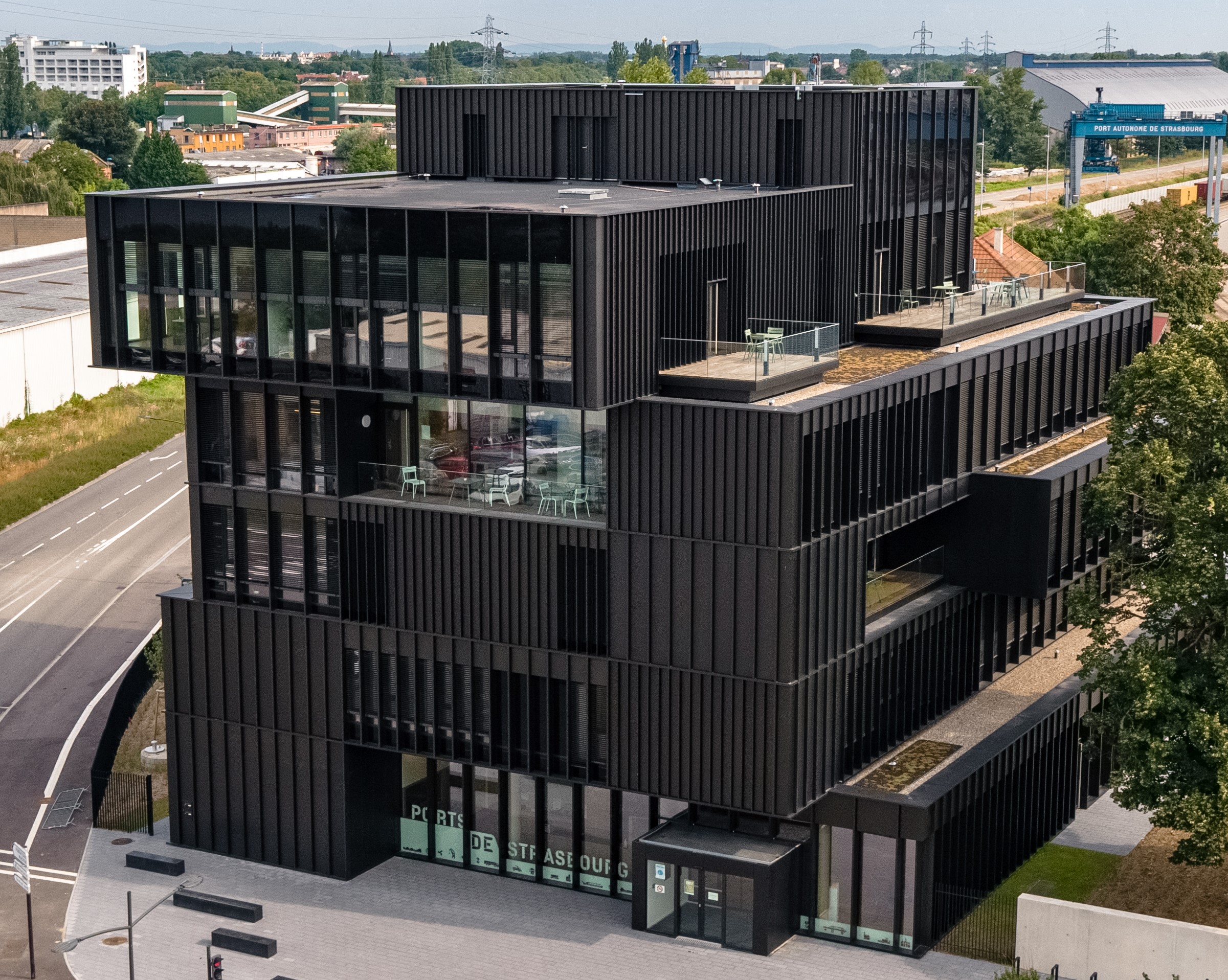 Siège du Port Autonome de Strasbourg — Vue aérienne du bâtiment tertiaire, menuiseries aluminium et façade vitrée J.Gremmel & Cie