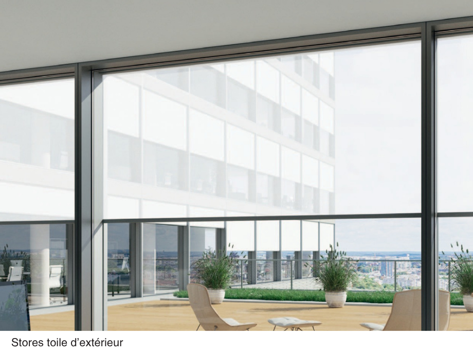 Store toile vertical à enroulement Verticoffre OFB 120 grandes dimensions façade tertiaire, distribué par GREMMEL Alsace