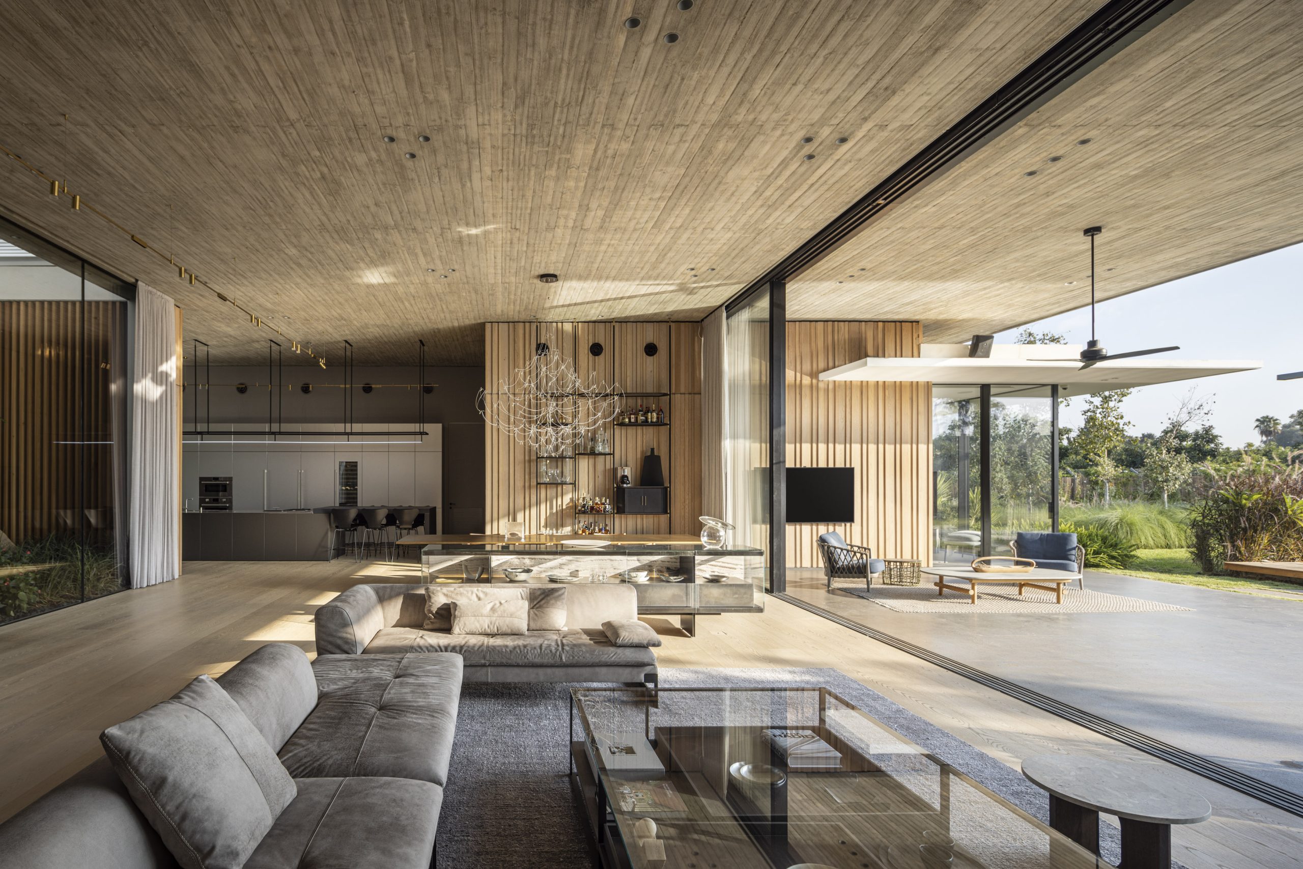 Menuiserie minimaliste à cadre invisible : grande baie vitrée coulissante sur villa contemporaine, système Weeeze