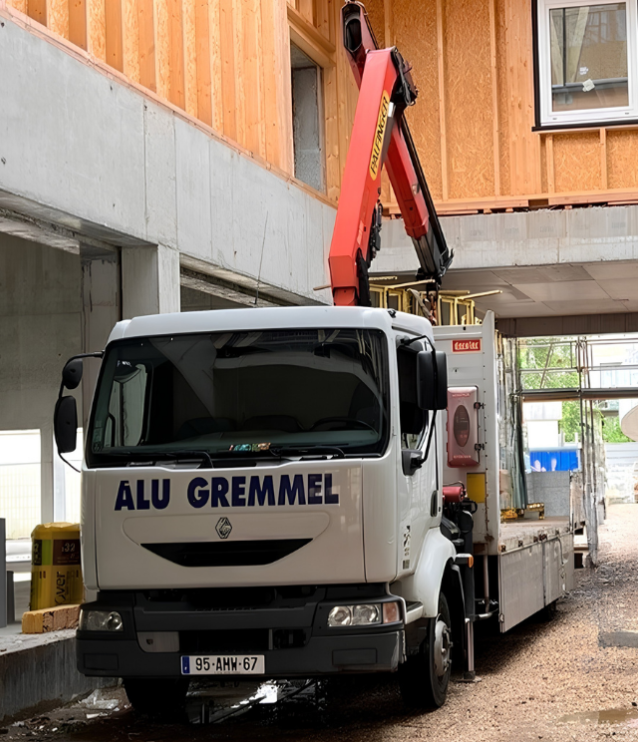 Camion de livraison de J.GREMMEL & Cie assurant le transport des menuiseries aluminium vers les chantiers