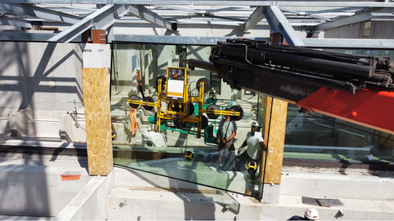 Équipe de pose de J.GREMMEL & Cie installant des menuiseries aluminium sur un chantier en Alsace