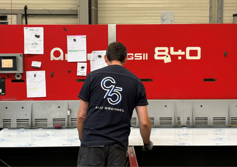 Centre d'usinage à commande numérique pour l'usinage de profilés aluminium dans l'atelier GREMMEL en Alsace